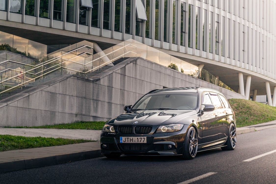 Kiek laiko galima važinėti su įskilusiu stiklu, kol jis sudūžta?